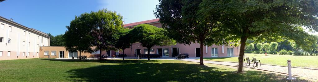 Hotel Vallee Bleue Montalieu-Vercieu Exterior photo